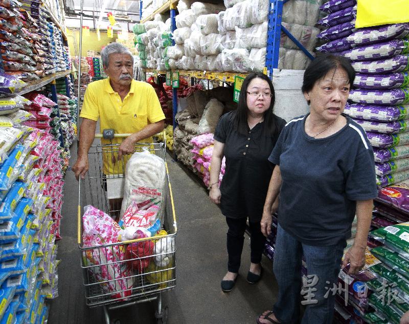 林亮杏（右起）、阮薛燕及阮文铨每次购物供一个月使用。