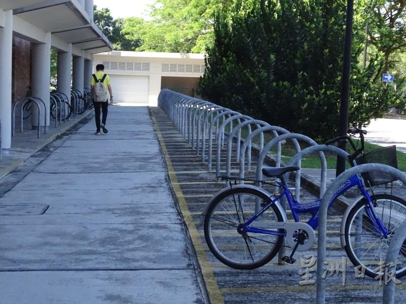 原本放满学生脚踏车的校园如今空空如也。