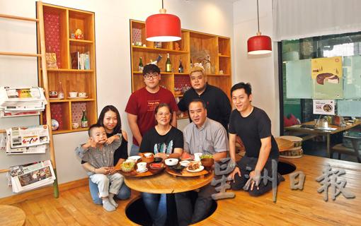 Nippori咖啡馆的家庭成员们大合照，前排左起是福里椋大、Tan Joory、郭碧珠、福里博克和王进业，后排左起是福里大结和福里大地。