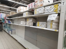 峇株巴辖一霸级市场周一傍晚的人潮明显比往常多，摆放厕纸的货架略空，但各种货源仍充足。