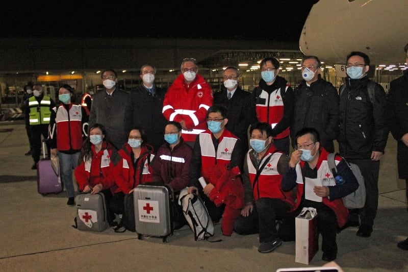 运载着医疗物资的中国货机周四抵达罗马机场，获得意大利红十字会主席罗卡和中国驻意大利大使李军华的接机。