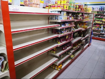 峇株巴辖市区一家超市,在晚上九时许依然有许多顾客排队购物,各类米粮食品皆热卖，鸡蛋更是一粒不剩。