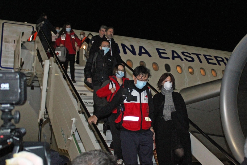 中国将医疗物资运往意大利的同时，也有多名中国医生及冠状病毒专家随机前往当地支援。