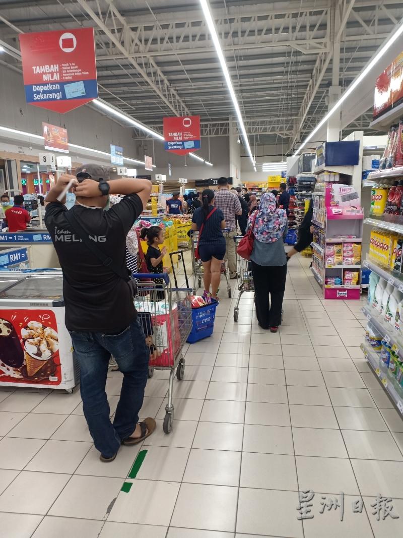 马口一些超市于周一傍晚时分开始出现长长人龙，大家怀著抢购日常必需品。