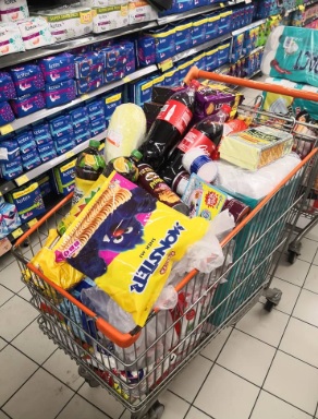 居銮一名妇女在超市囤货，推车堆满各种干粮。