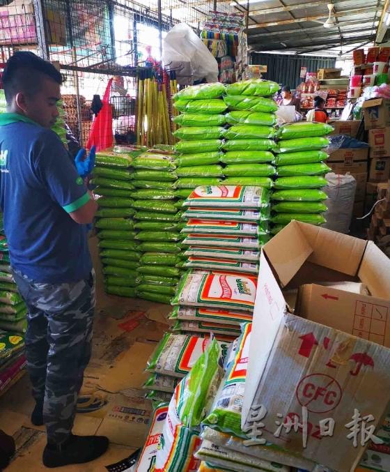 爱大华区的华裔居民因担心疫情加剧，纷纷到杂货店买米储存。