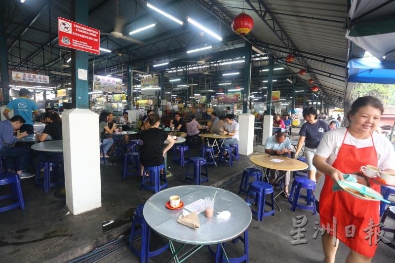 槟威两地市厅将指示商业单位，包括了州内食肆与小贩中心遵守公共卫生举措如测量体温及提供消毒搓手液。