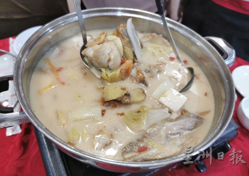 用上等芋头和鱼骨熬煮的鱼头炉，汤头鲜甜芳香。