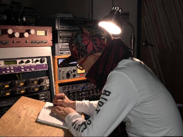黄震寰在波士顿的一间录音室里埋头做笔记。