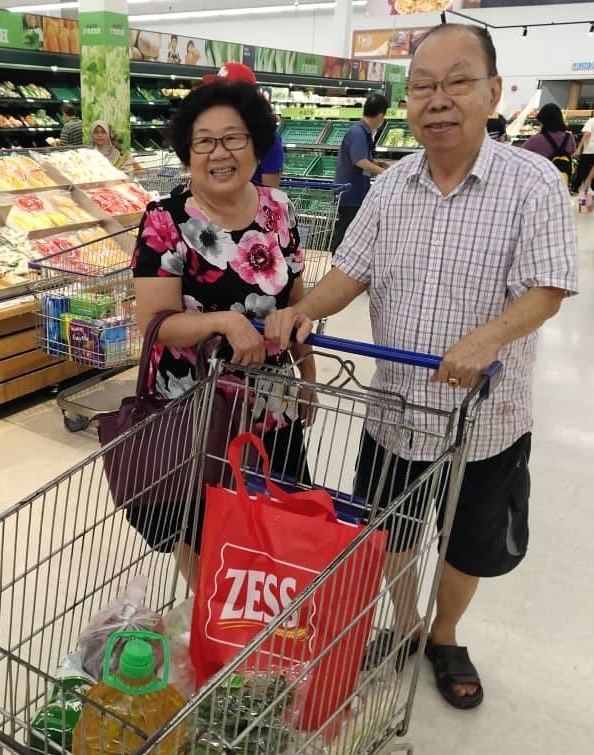 张雅珍（左）与丈夫黄树党到霸市购买日常用品。