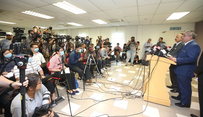 阿汉峇峇（右）在吉隆坡卫生部召开例常新闻发布会，吸引国内外逾百家媒体采访，但他拒绝对政府是否封国 置评，指慕尤丁将会做出相关宣布。