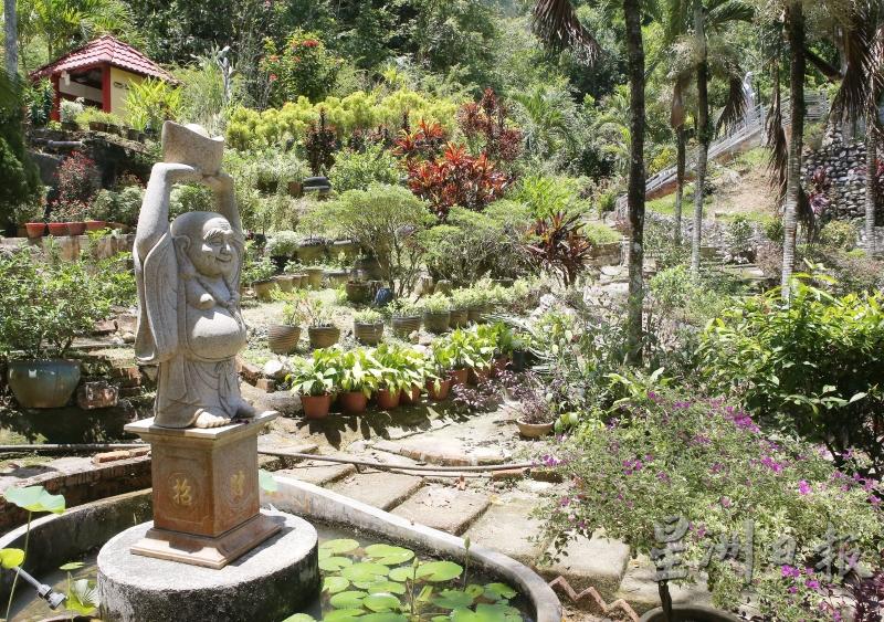 升旗山半山花园景色优美，有一个弥勒佛像。
