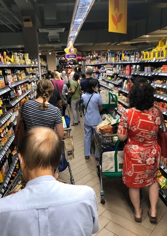 民众前往超市选购必需品时都会多买一些，以备不时之需。