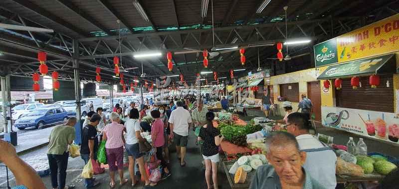 政府宣布行动管制令之后，丽都菜市场昨天凌晨时分人山人海。