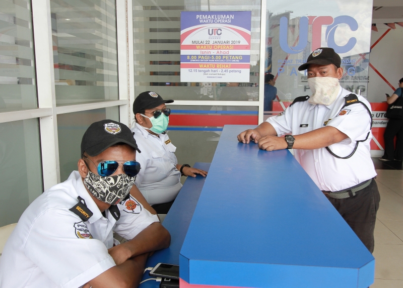 保安人员也严正以待，戴上口罩。
