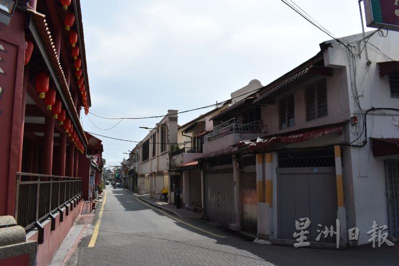 吉宁街很多店铺，包括海南鸡饭店也休业。