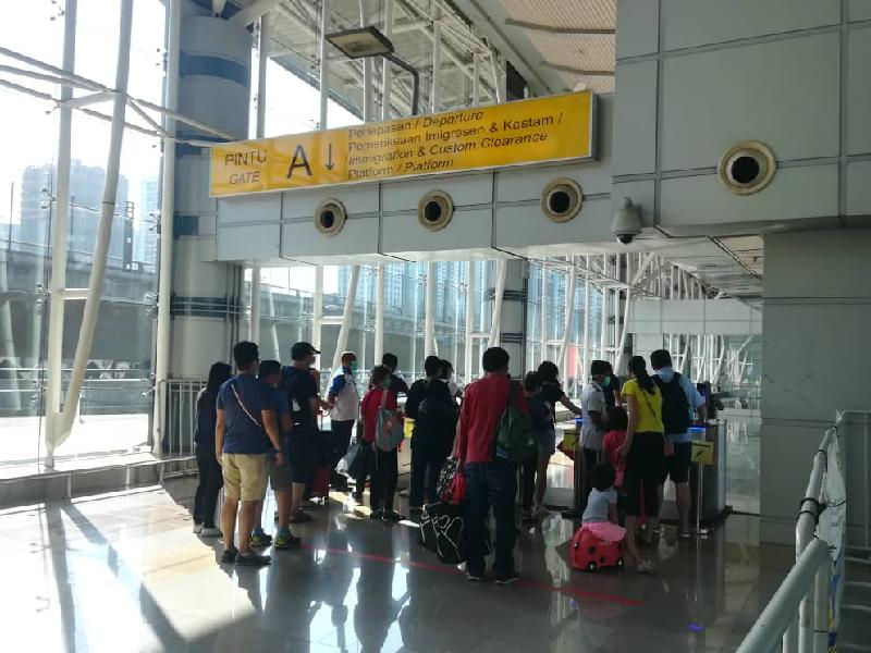 新山关卡的火车站如常运作，一些新加坡人带着行李等候乘搭火车回国。