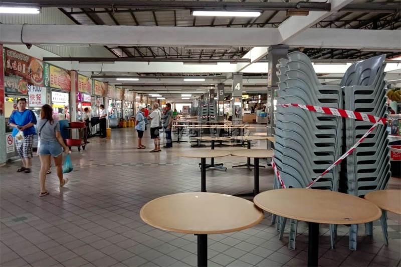 双溪大年一家饮食中心业者收起桌椅，并提醒中心内的小贩只能允许顾客打包外带。
