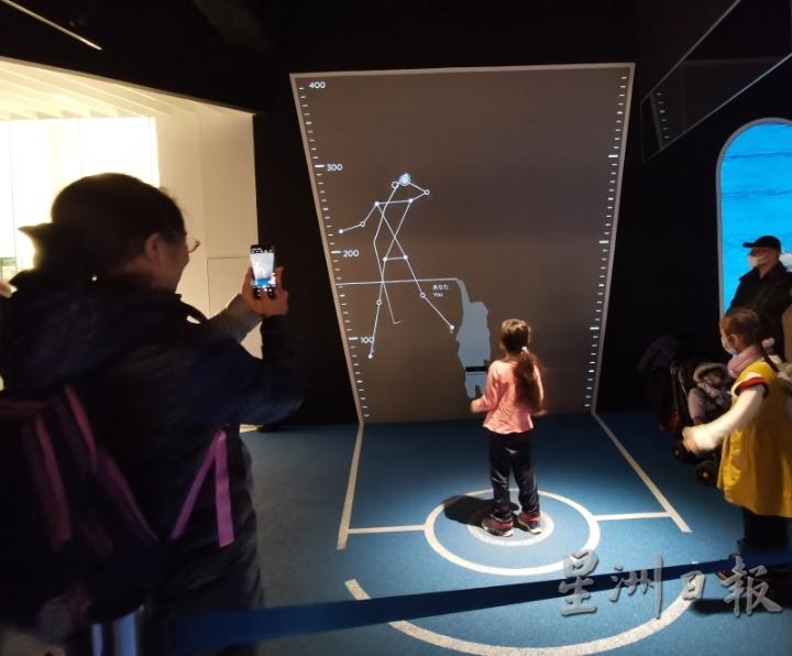 日本奥林匹克博物馆采用尖端的互动式科技，让参观者有机会体验奥运比赛运动项目，与奥运选手“一较高下”。

