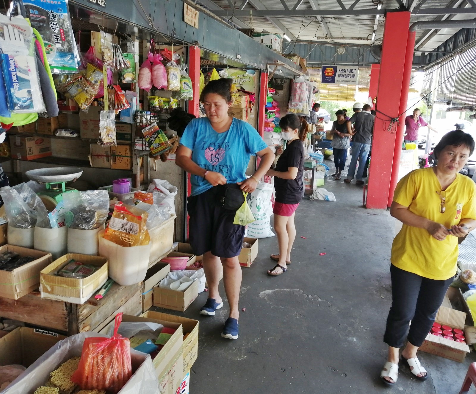 安顺巴刹杂货摊周二早上涌现人潮购买乾粮、罐头和各种食材。