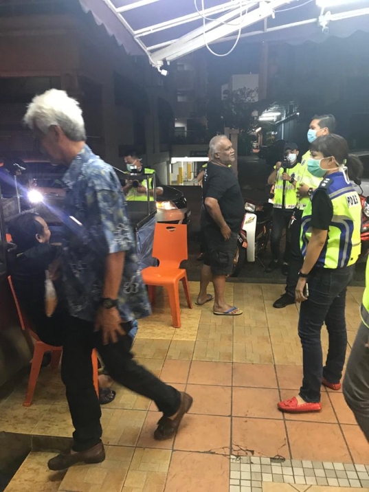 4名华裔大叔聚集咖啡店,被警方要求回家。