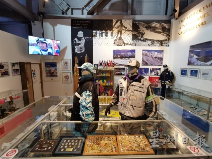 在白马跳台滑雪竞技场顶部的小型博物馆，可以看到许多记载昔日冬奥的照片、影片、徽章、服饰等等。

