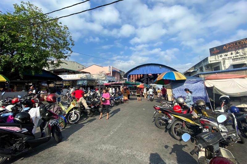 行动管制令实行的第一天，北海人潮最旺的拉惹乌达阿波罗市场依然可见人潮，惟人数比起平时较为稀少。