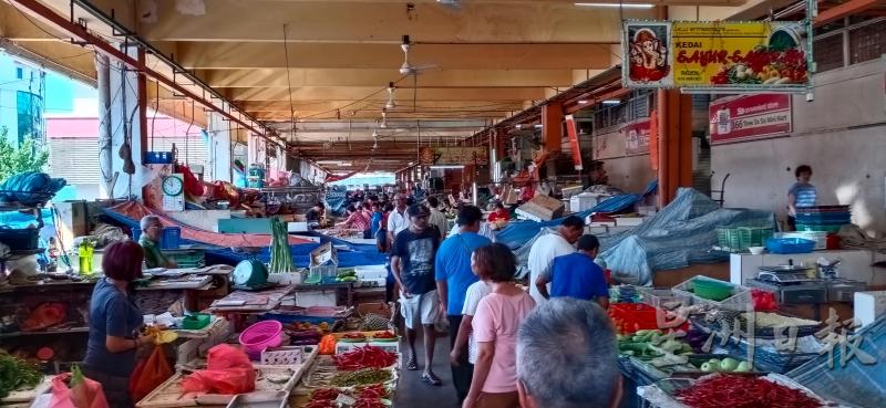 芙蓉公市适逢周二，大部分菜档并未营业，但仍有不少民众前往购买新鲜蔬果。