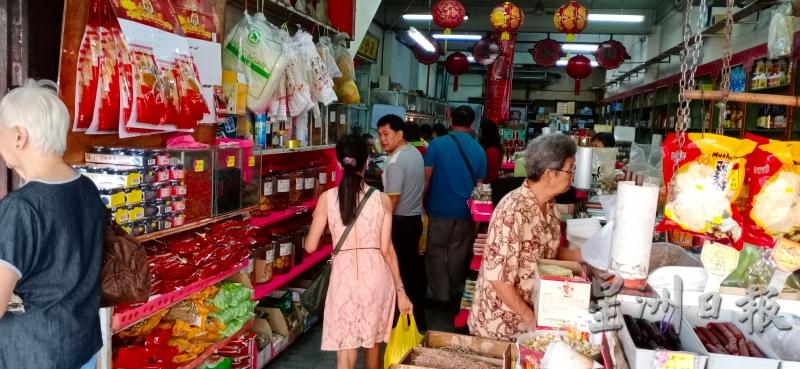 华人传统杂货商也涌入大批民众抢购各类乾粮、米粮、食材等。