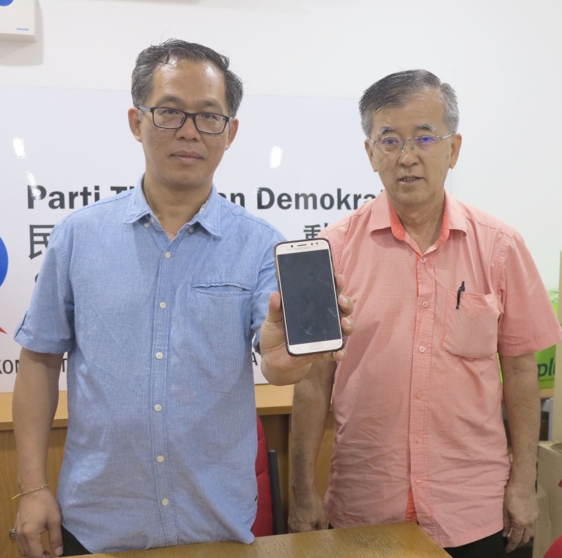 刘志良（左）促请政府增加隔离病房，以应对冠状病毒病，右为陈劲源。