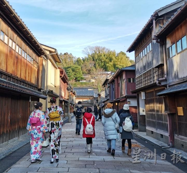 东茶屋街拥有浓厚的江户时代气息，不少女性也在此租穿和服，漫步古街，为老街添一抹亮丽色彩。

