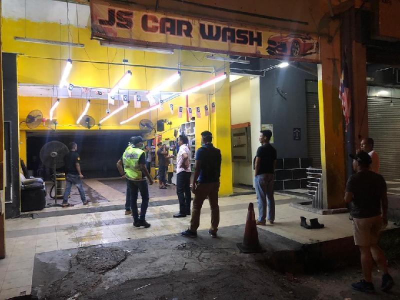 沙亚南1家洗车中心,罔顾条规营业,被警方下令关门修业。