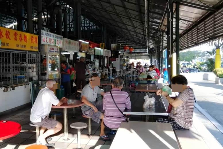 由于峇央峇鲁巴刹小贩中心的桌椅属于固定式，不少食客打包之后，索性坐下来用餐。