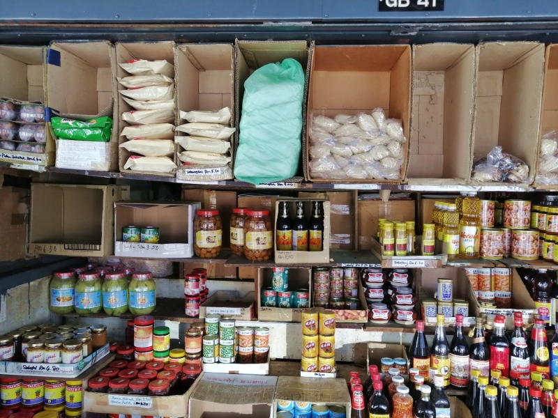 食材柜的货品被抢购一空，生意量比农历新年时期增加一倍。