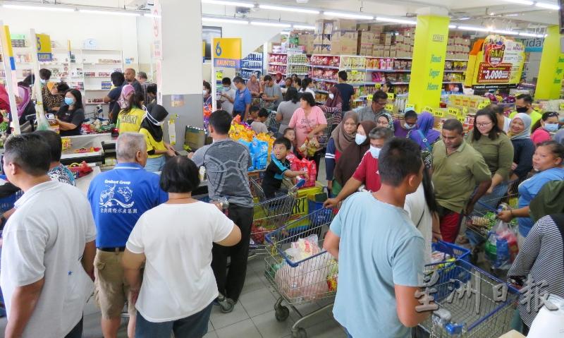 文丁各超市人头攒动，收银柜台大排长龙。
