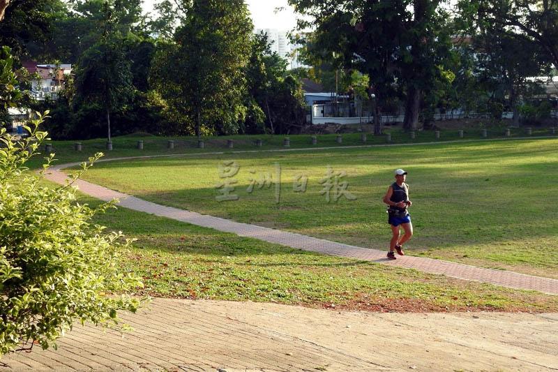 公众在市政厅公园的操场跑步。