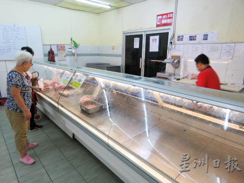 行动管制措施开跑前夕一大早，猪肉专卖店的肉类已所剩无几。