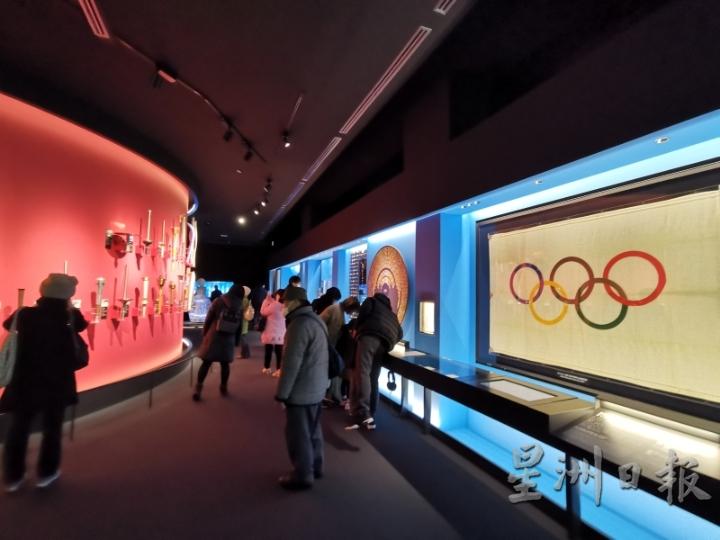 日本奥林匹克博物馆内展示了历届奥运的圣火炬、奖牌、海报等物品。

