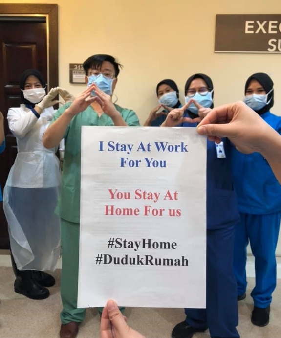“我为你们站在岗位、你为我们留在家里”。槟城班台医院的前线医务员在脸书发布温馨提醒，希望公众能留在家里。