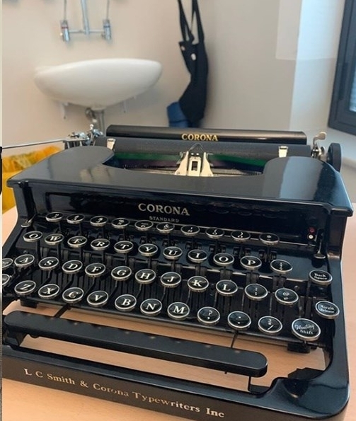 酷爱收集打字机的汤汉斯除了报平安，还上传一张和冠状病毒同名的打字机照片。