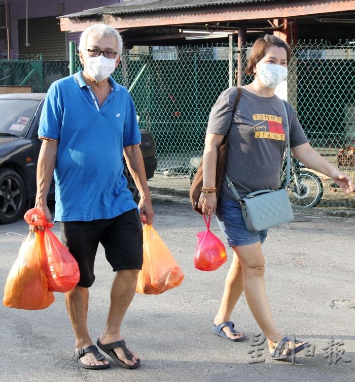 行动管制期间，许多民众去买菜时也会戴口罩，避免被疾病传染。

