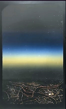 《北京到成都途中》创作灵感来自李迪权望出飞机窗口的景色。