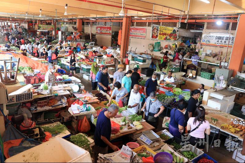 芙蓉公市的乾湿市场如常营业，不少民众选购蔬菜。