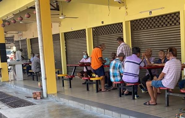甘榜峇鲁巴刹熟食摊贩没营业，然而民众还是在固定式桌椅群集。