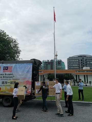 由中国建设银行（马来西亚）捐赠的5000个口罩与1万个医用面罩，已经送往双溪毛糯医院。图示中国建设银行行长封奇（中）到大使馆内见证抗疫物资，更亲自搬运。