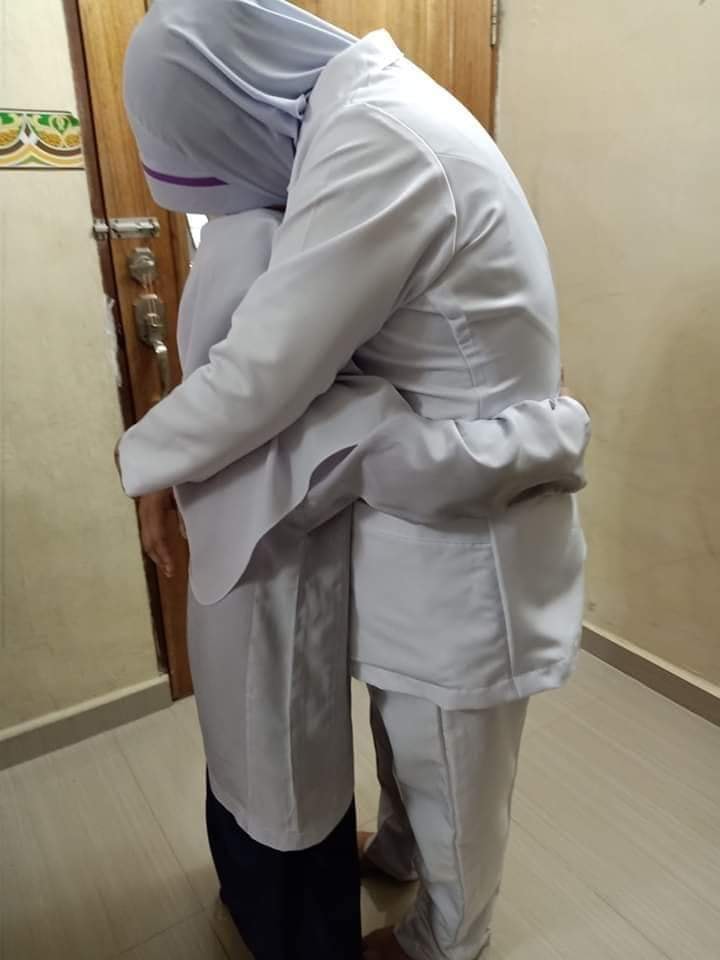 一张护士上班前与女儿依依不舍地拥抱的照片，感动了许多网民。