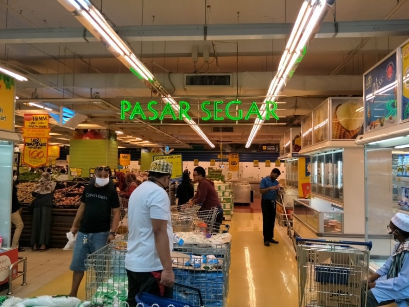 广场内的超市照常营业，购物人潮也恢复正常。