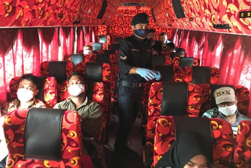 警员登上巴士吁请所有乘客带上口罩。