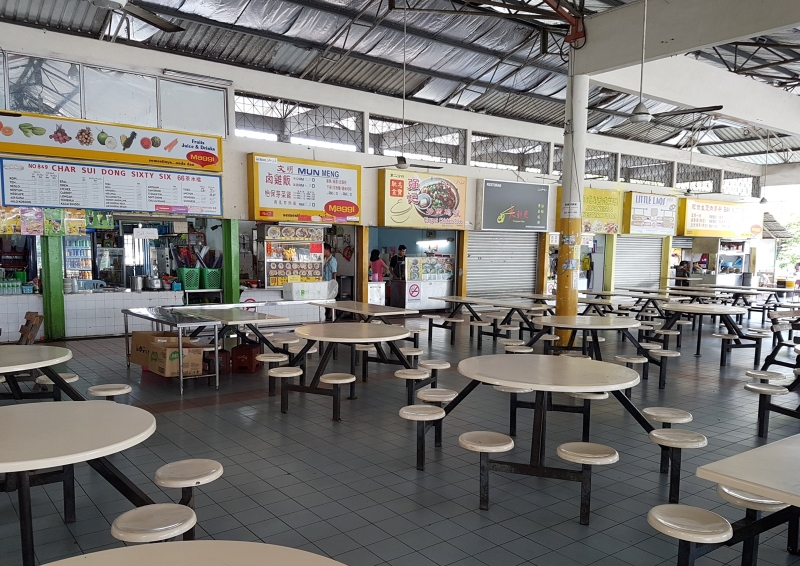 66小贩中心大多数熟食店铺有营业，民众都遵守规则不堂食。