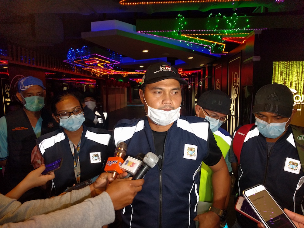莫哈末峇特里对媒体发表谈话。